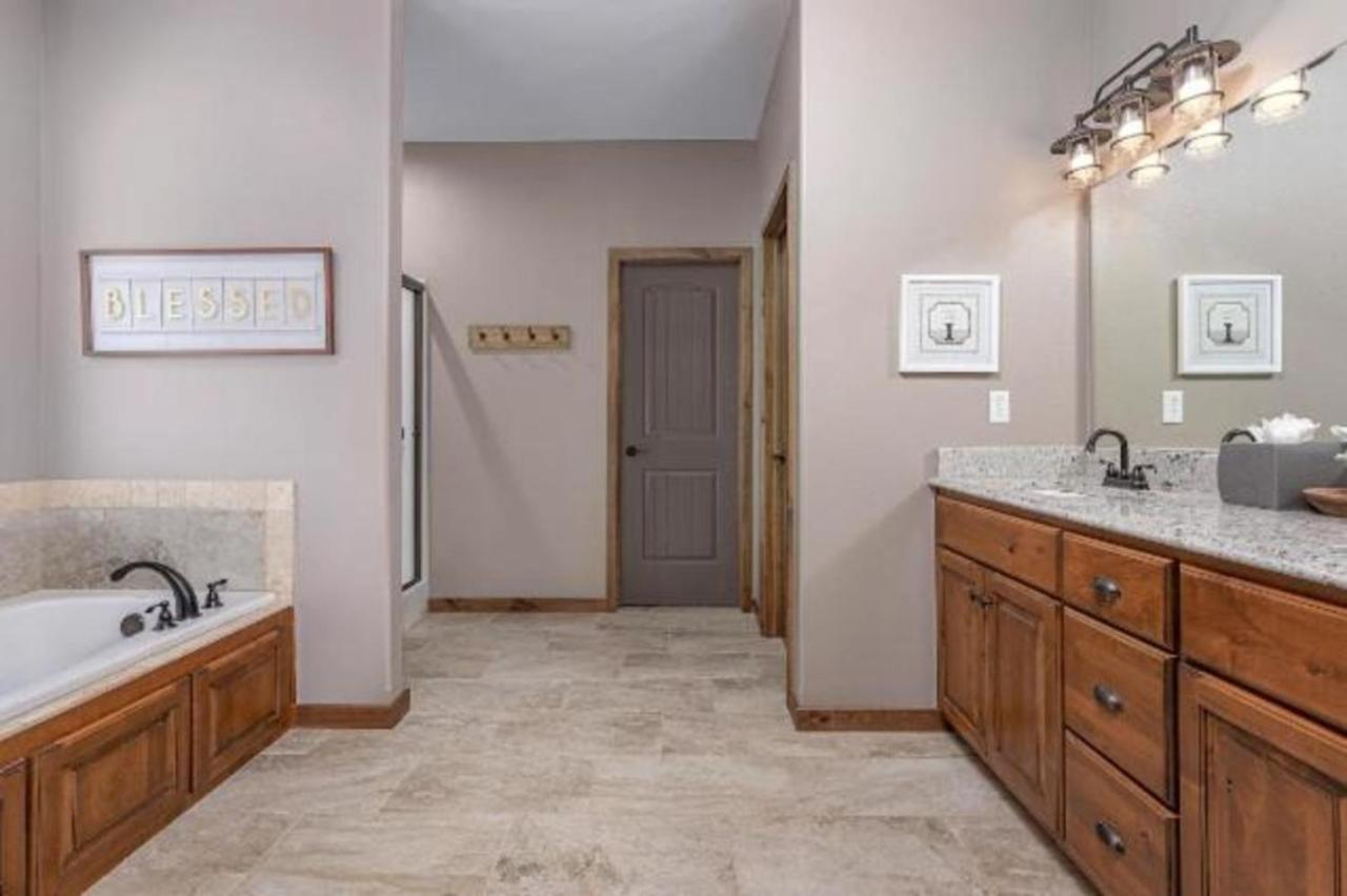 فيلا Premier Retreat With Hot Tub, Theater & Pool Table هوليستر المظهر الخارجي الصورة
