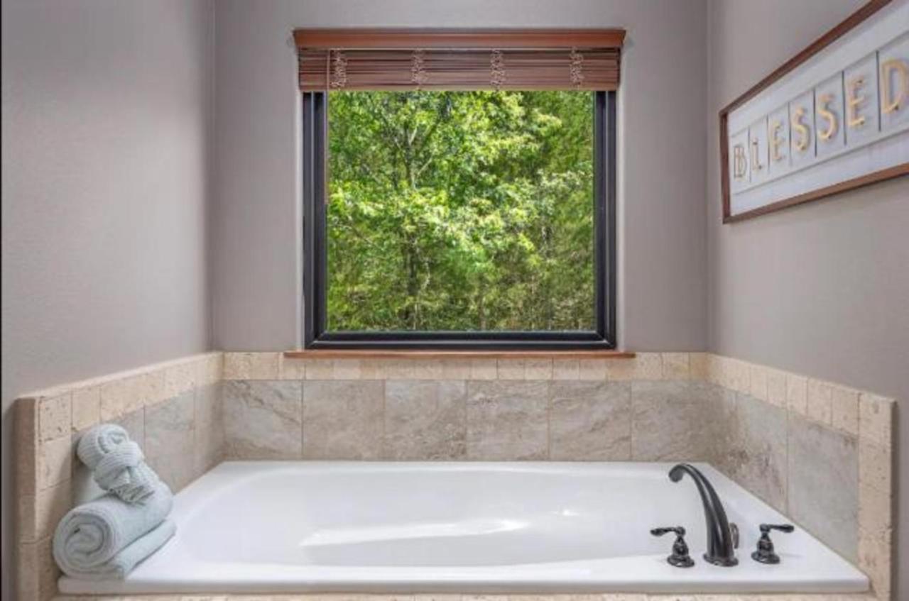 فيلا Premier Retreat With Hot Tub, Theater & Pool Table هوليستر المظهر الخارجي الصورة